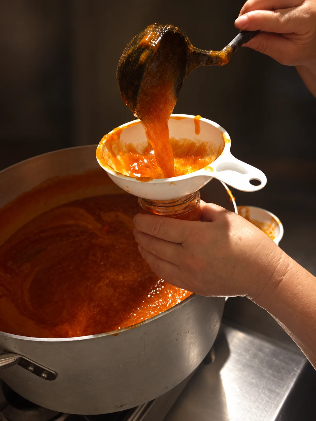 Il confezionamento a mano delle conserve in Masseria