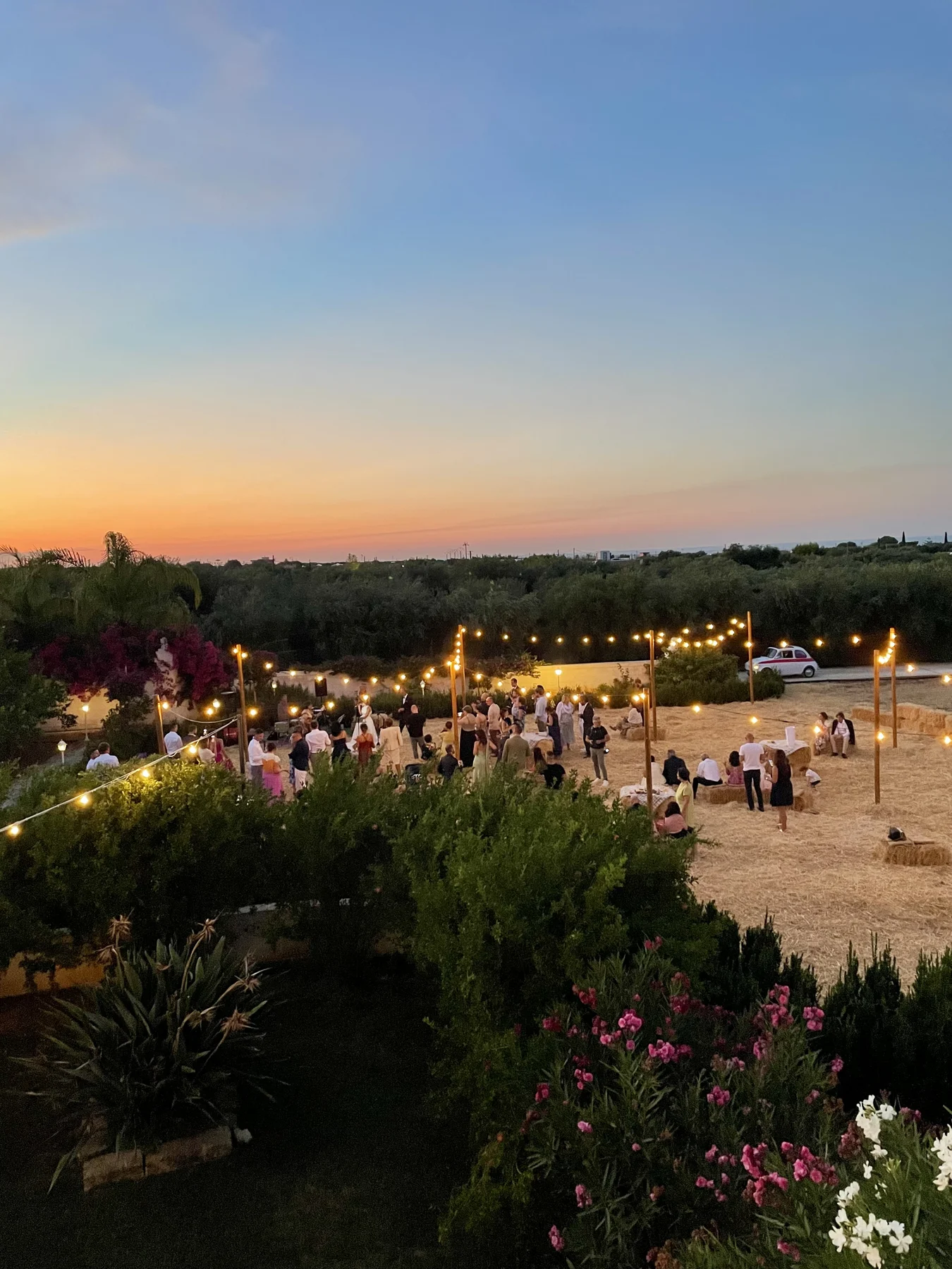 Gli spazi della Masseria tra allestimenti e luci serali