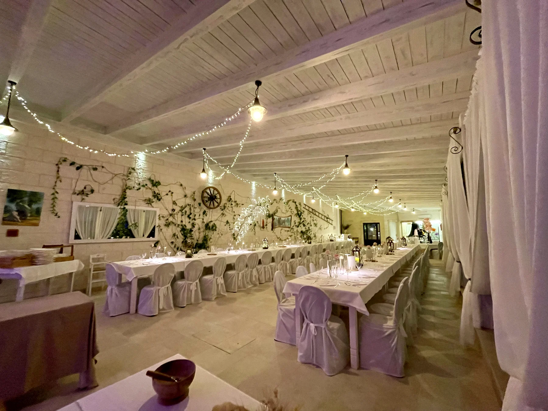 Gli spazi della Masseria tra allestimenti e luci serali