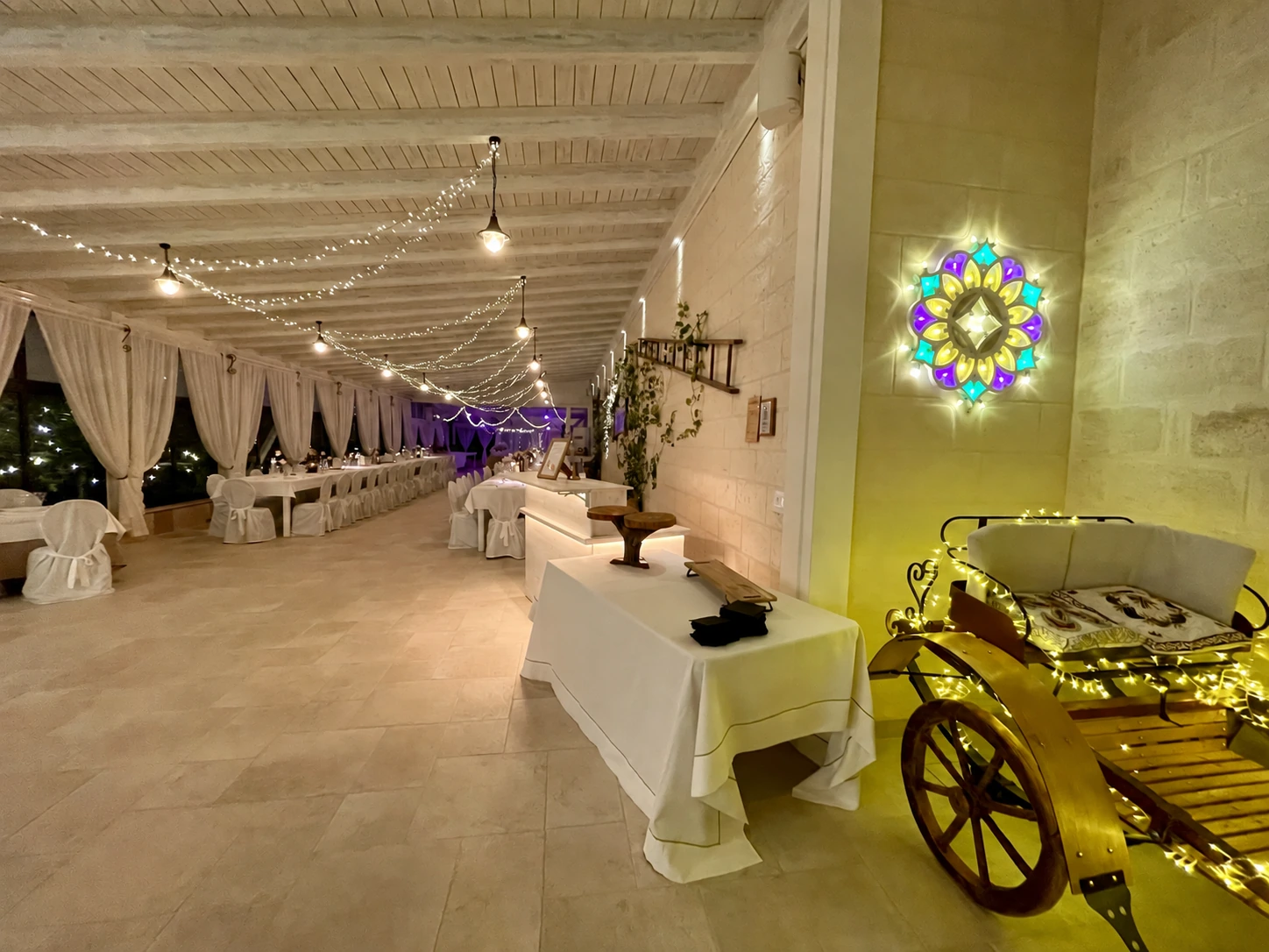 Gli spazi della Masseria tra allestimenti e luci serali
