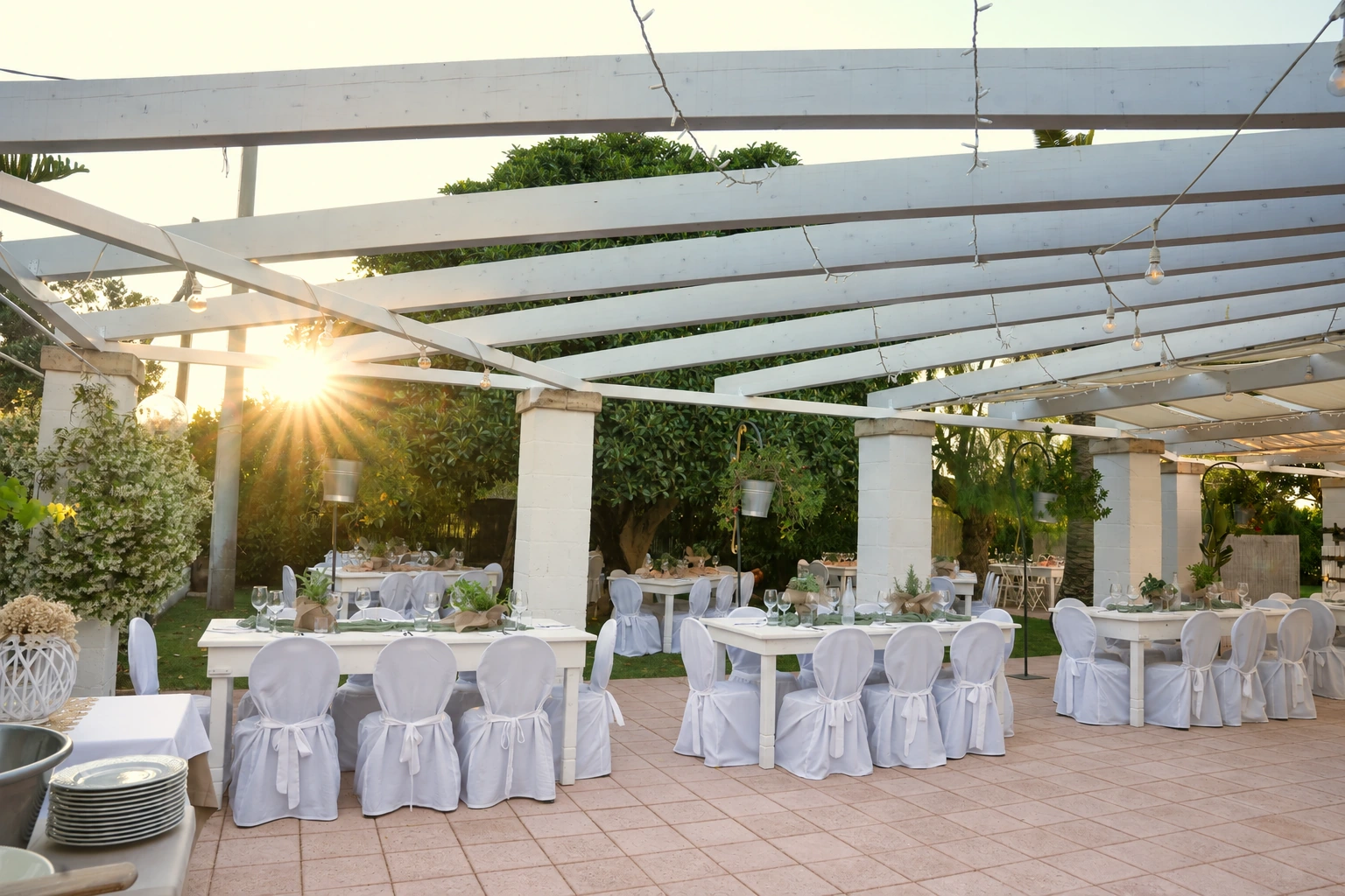 Gli spazi della Masseria tra allestimenti e luci serali