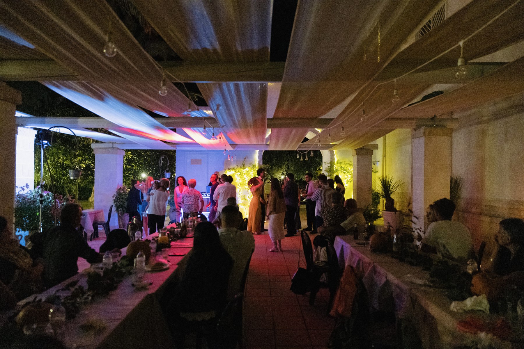 Una festa sotto il pergolato della Masseria