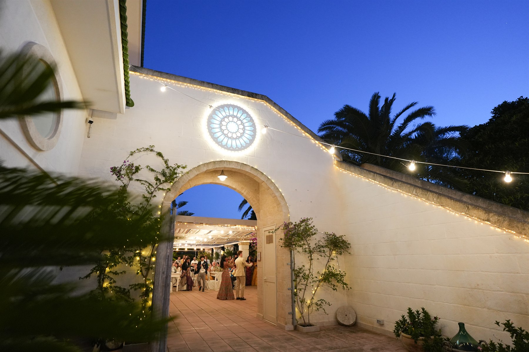 L’ingresso illuminato della Masseria durante una festa
