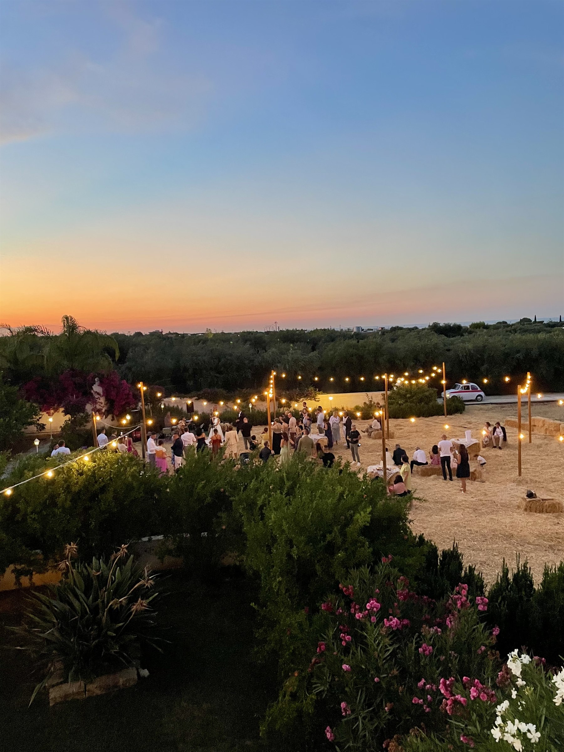 Un evento negli spazi esterni della Masseria al tramonto