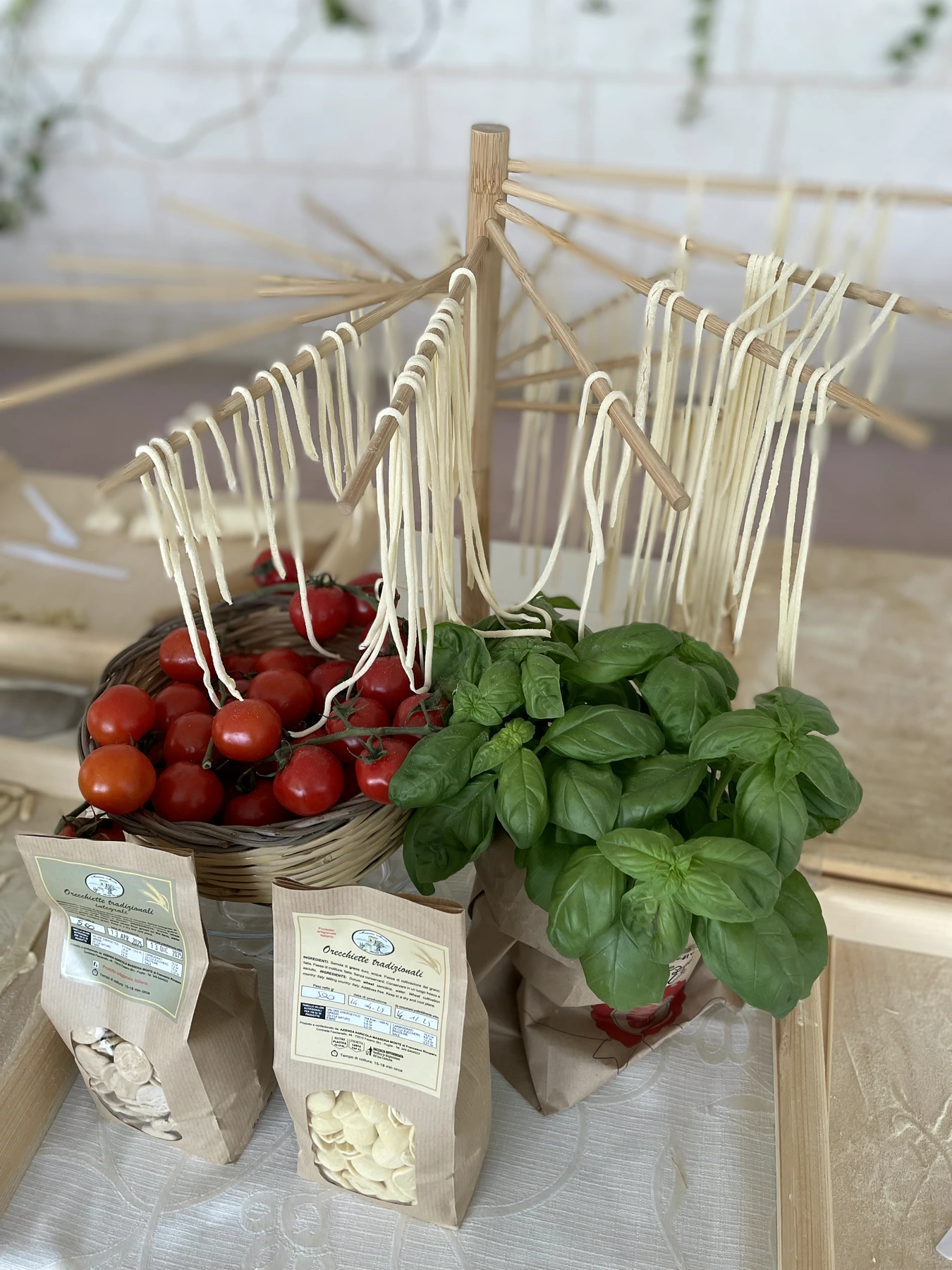 Pasta fresca, pomodori e basilico