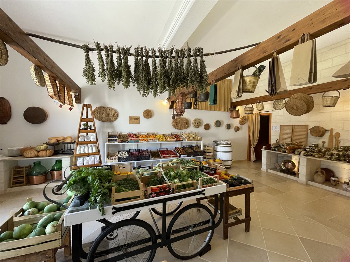 La Bottega di Masseria Monte con ortaggi freschi, conserve e prodotti del territorio