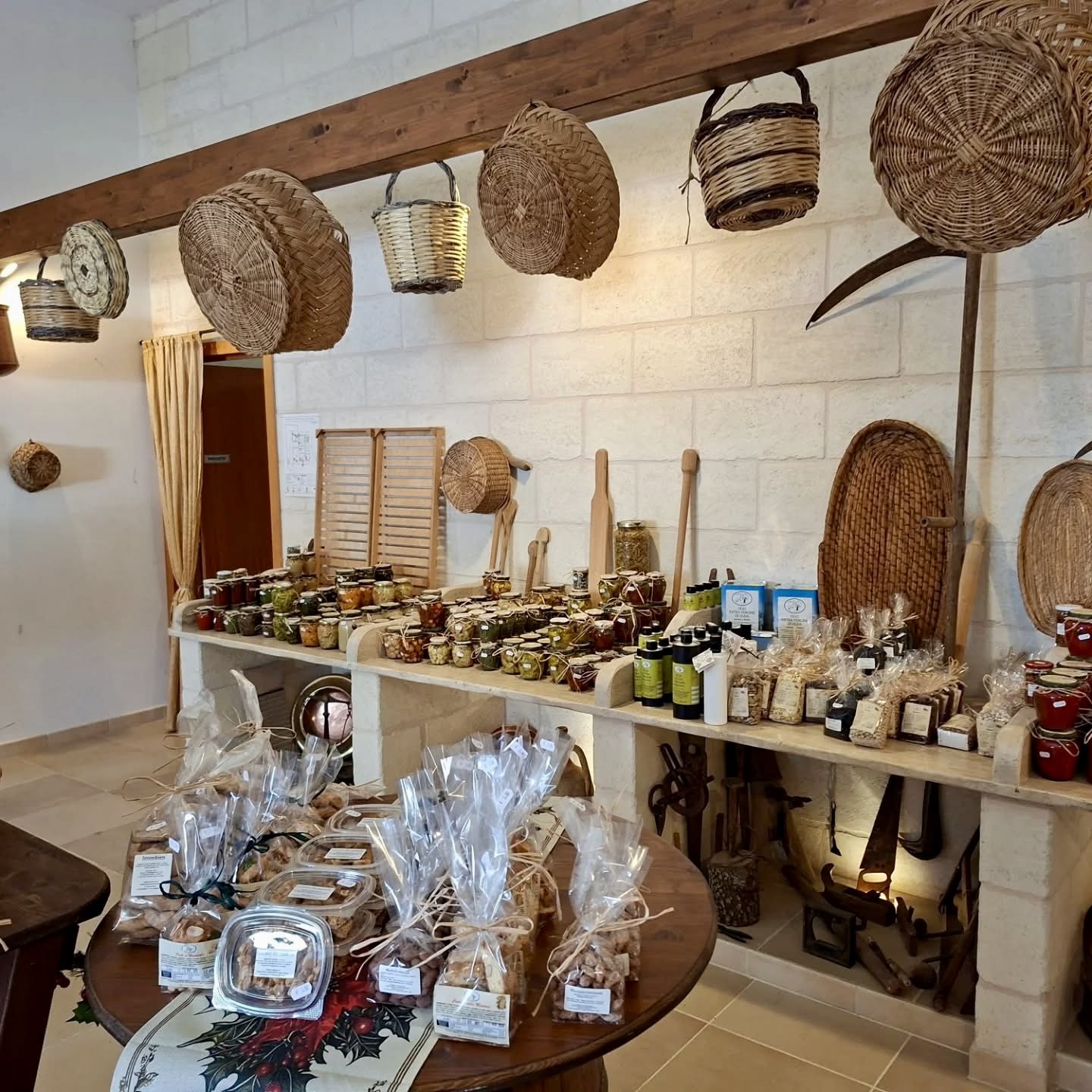 Cesti e confezioni dei prodotti della Masseria sul tavolo del punto vendita