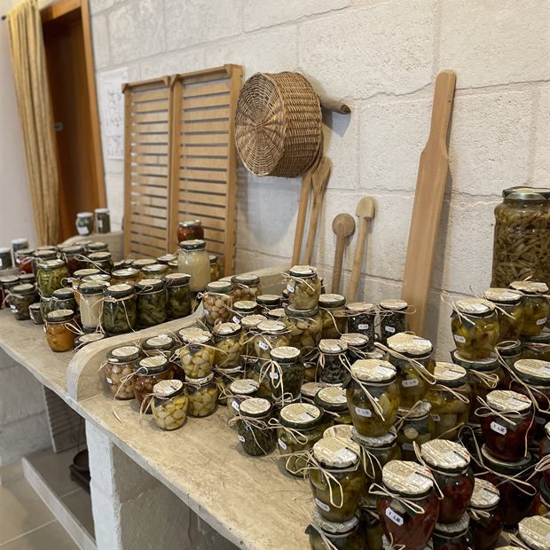 I vasetti di conserve della Masseria nel punto vendita