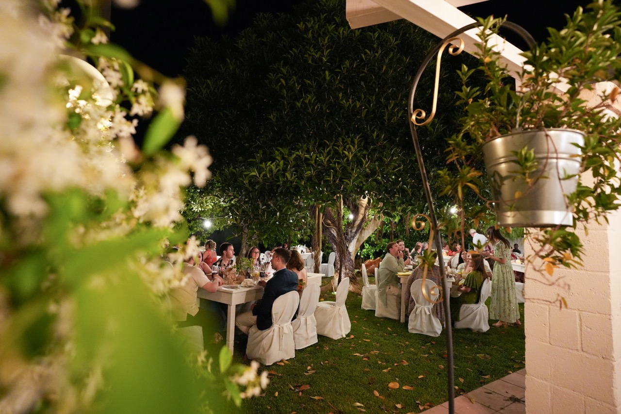 Un banchetto serale nel giardino della Masseria
