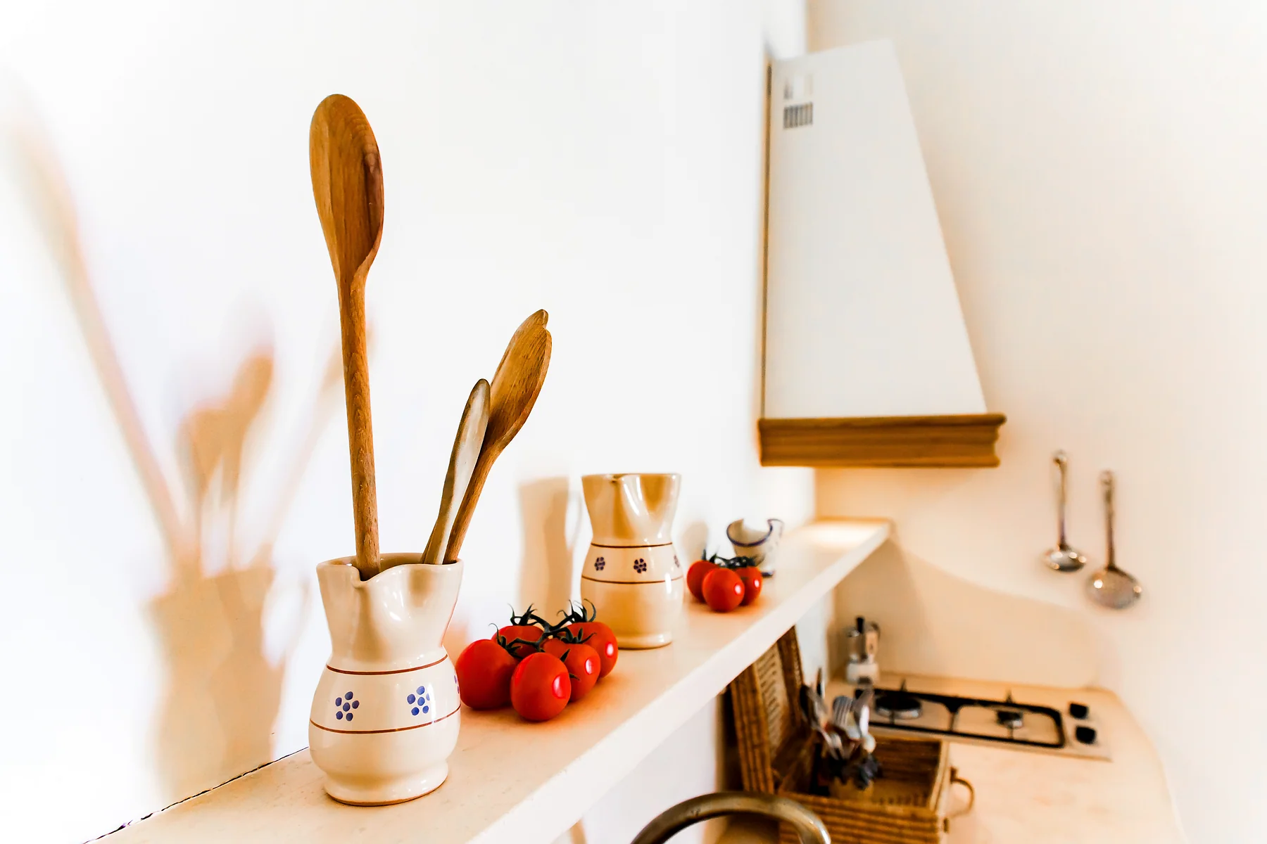 L’angolo cucina con utensili in legno e ceramiche