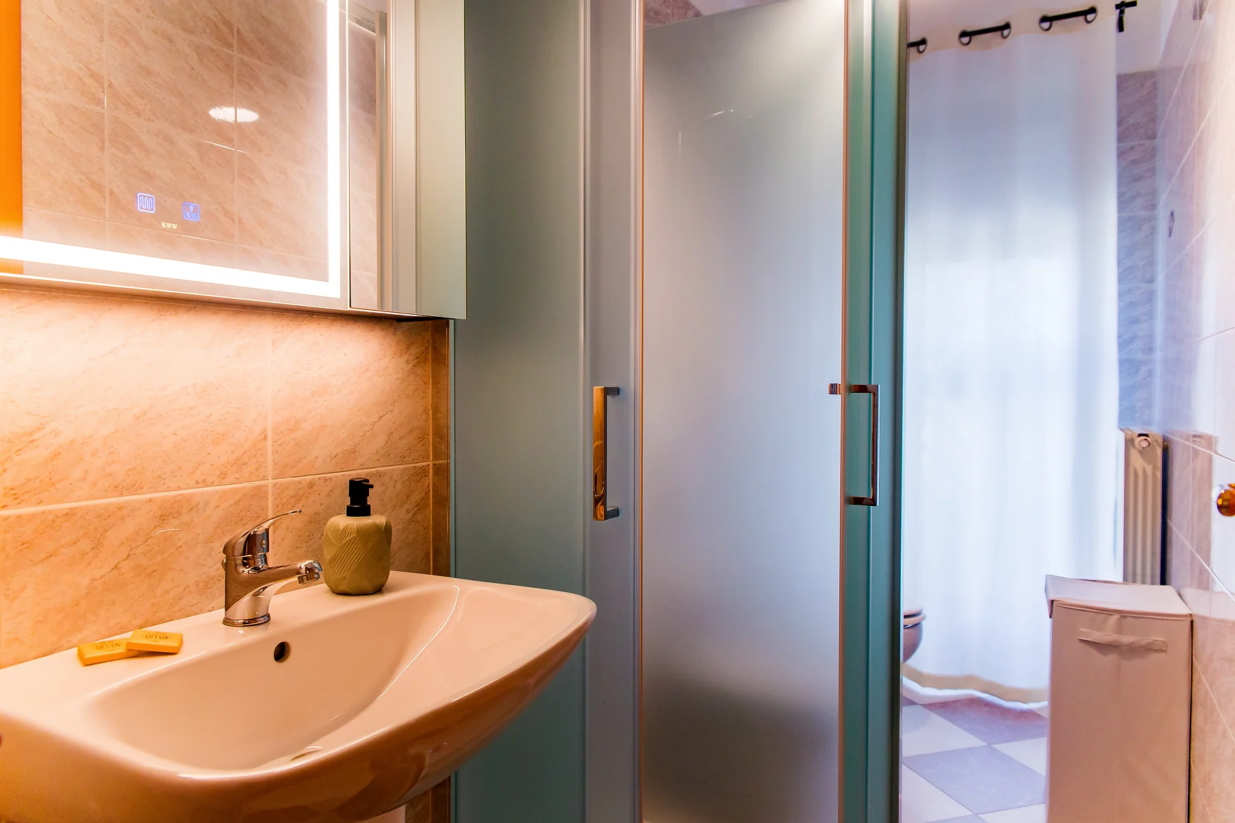 Bagno con lavabo e doccia