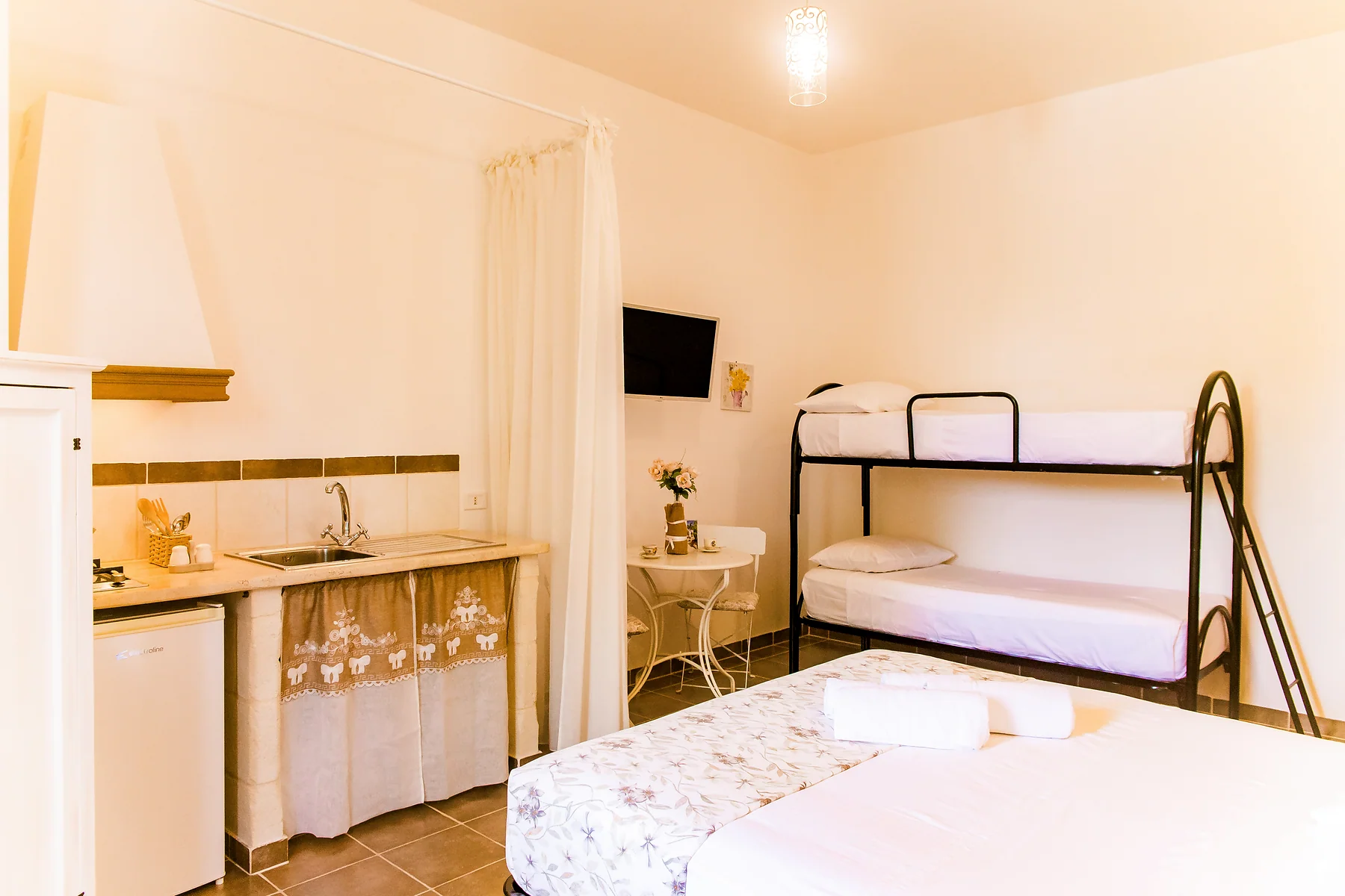 Angolo cucina e letto a castello nella camera
