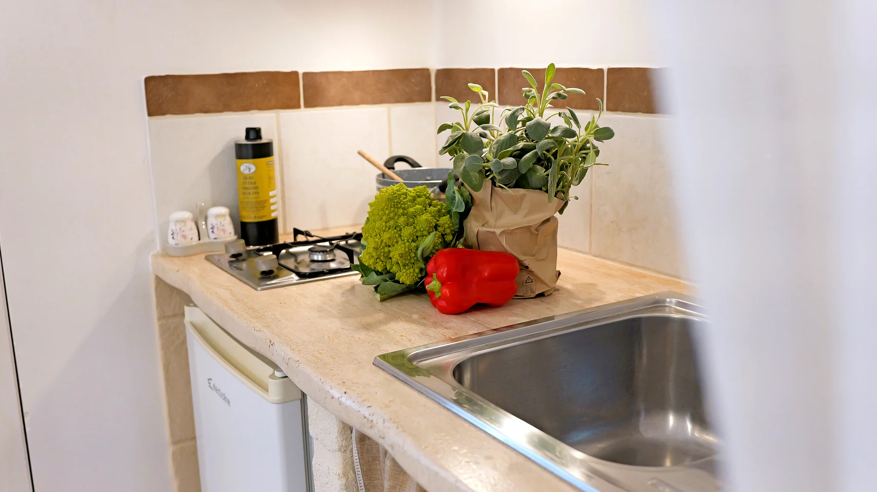 Erbe aromatiche e ortaggi nell’angolo cucina