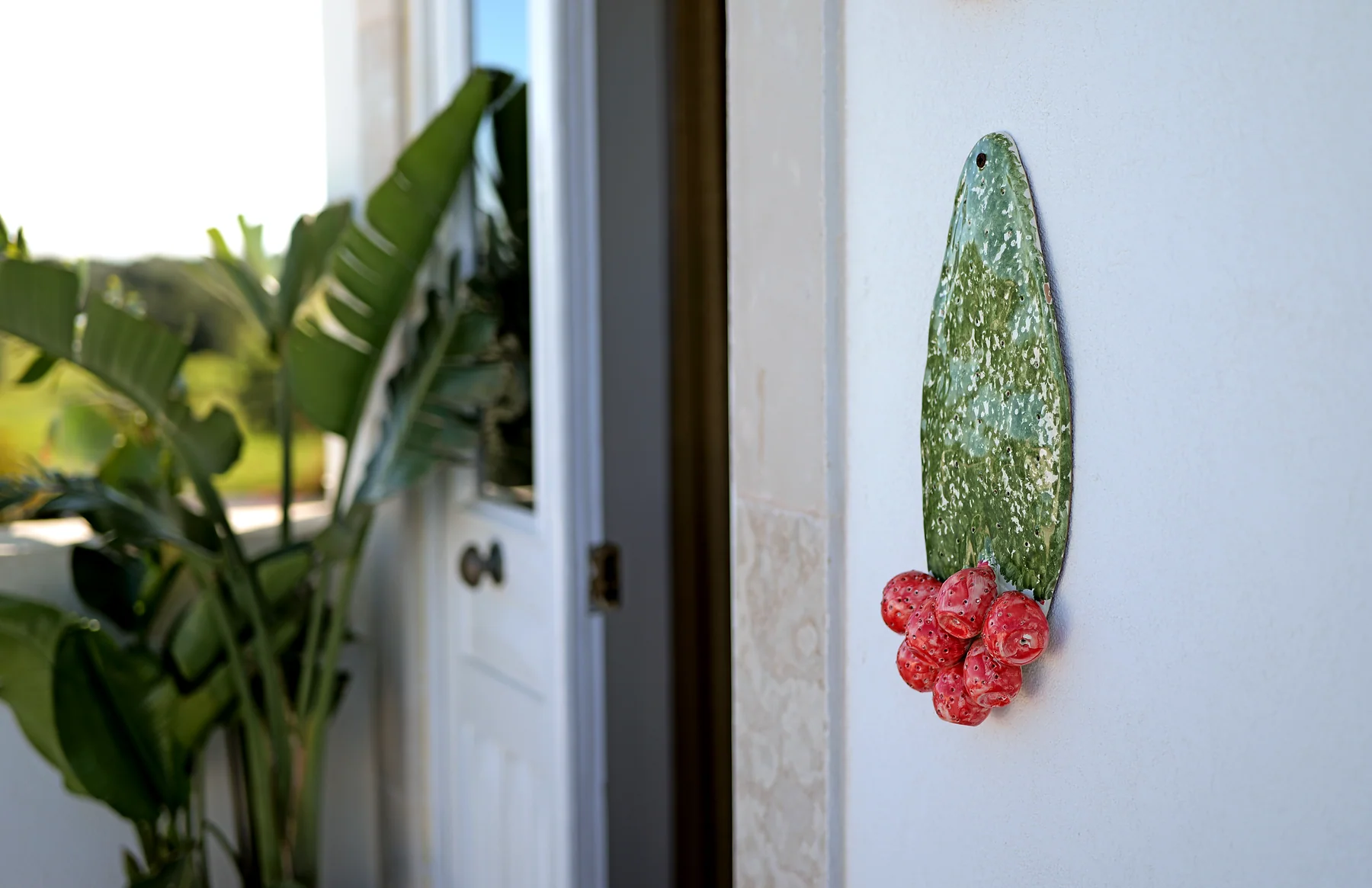La decorazione in ceramica accanto all’ingresso