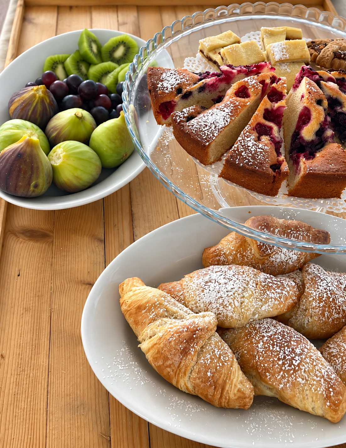 Croissant, torte e frutta fresca sulla tavola
