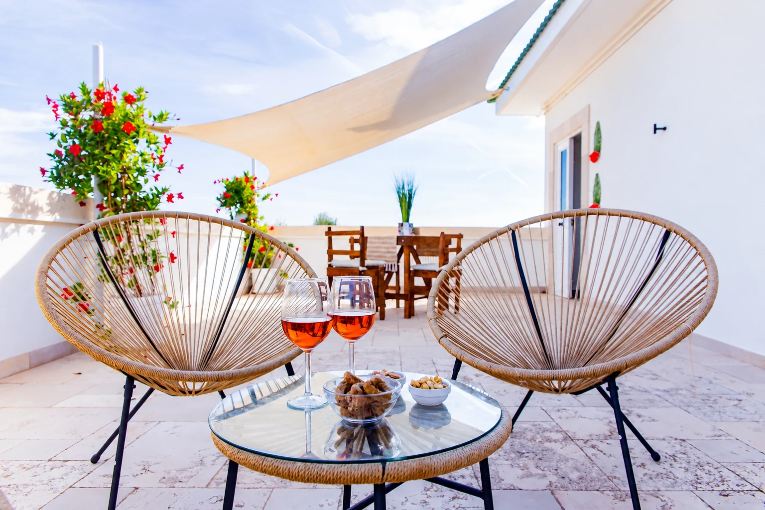 Due poltrone sulla terrazza delle camere