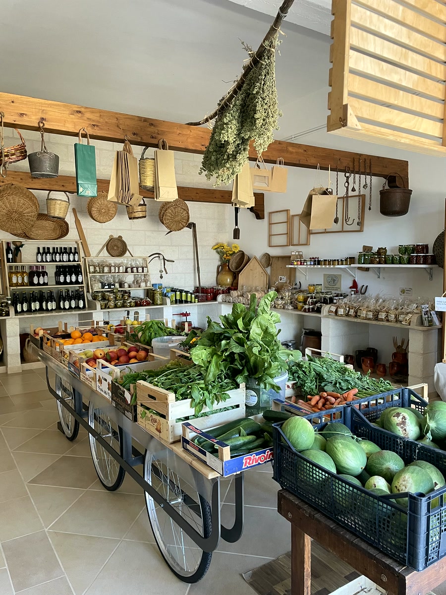 Il carretto con la frutta e la verdura dell’orto nel punto vendita