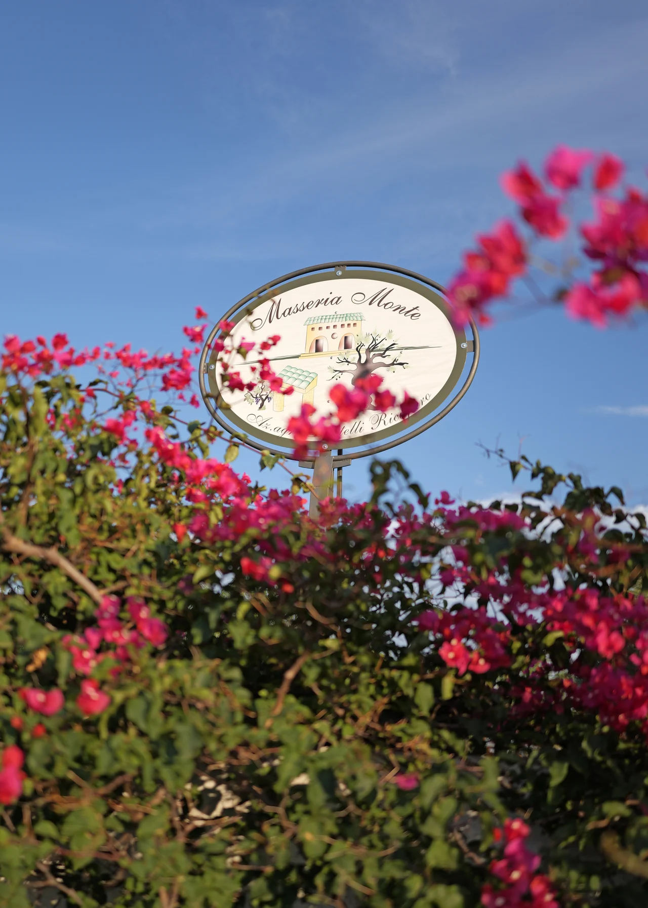 L’insegna di Masseria Monte tra i fiori, in bianco e nero